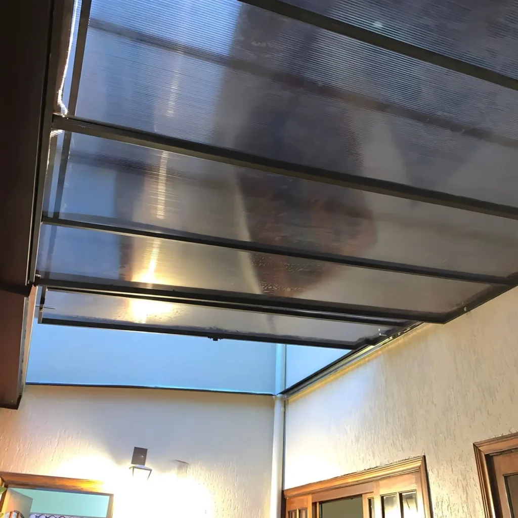 Os toldos e coberturas oferecem proteção contra sol e chuva, conforto térmico e valorização do ambiente. O toldo de lona é resistente e versátil, o de policarbonato permite luz natural com proteção UV, e o retrátil oferece praticidade com abertura ajustável. O toldo cortina protege contra vento e chuva, enquanto as coberturas retrátil, de policarbonato, sanduíche e sombrite garantem durabilidade e eficiência. Ideais para residências e comércios, proporcionam mais segurança e conforto.