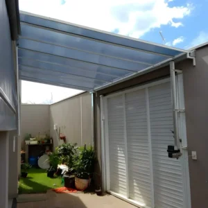 Os toldos e coberturas oferecem proteção contra sol e chuva, conforto térmico e valorização do ambiente. O toldo de lona é resistente e versátil, o de policarbonato permite luz natural com proteção UV, e o retrátil oferece praticidade com abertura ajustável. O toldo cortina protege contra vento e chuva, enquanto as coberturas retrátil, de policarbonato, sanduíche e sombrite garantem durabilidade e eficiência. Ideais para residências e comércios, proporcionam mais segurança e conforto.
