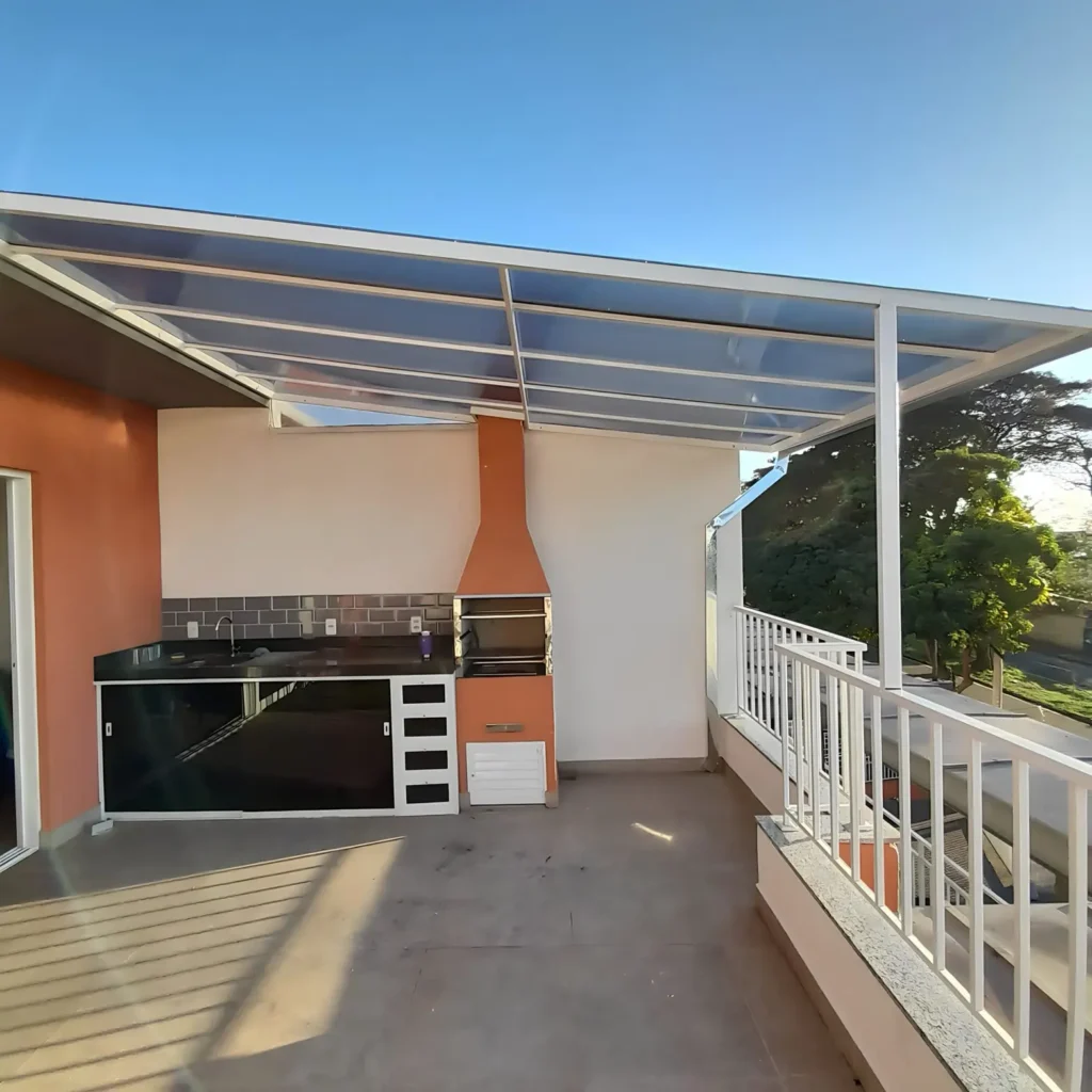 Os toldos e coberturas oferecem proteção contra sol e chuva, conforto térmico e valorização do ambiente. O toldo de lona é resistente e versátil, o de policarbonato permite luz natural com proteção UV, e o retrátil oferece praticidade com abertura ajustável. O toldo cortina protege contra vento e chuva, enquanto as coberturas retrátil, de policarbonato, sanduíche e sombrite garantem durabilidade e eficiência. Ideais para residências e comércios, proporcionam mais segurança e conforto.