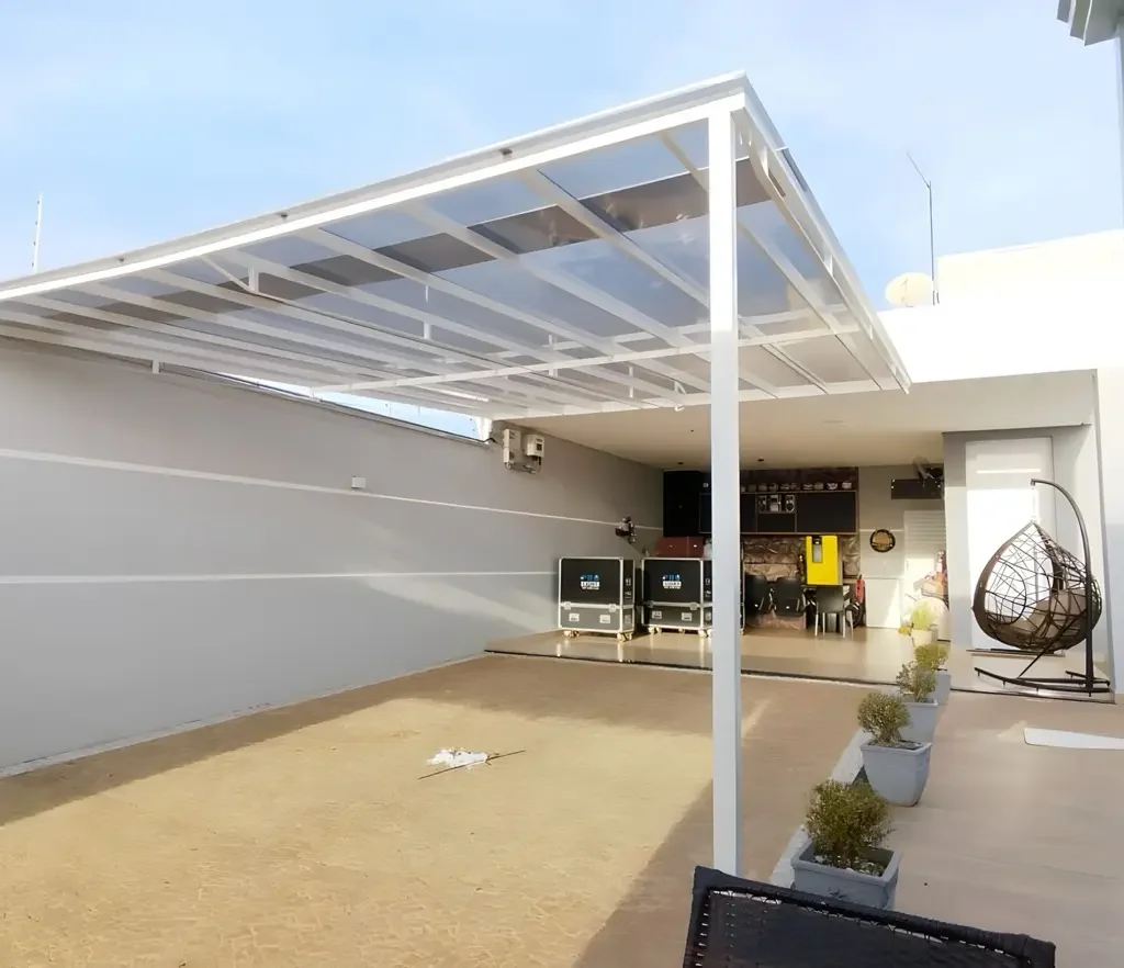 Os toldos e coberturas oferecem proteção contra sol e chuva, conforto térmico e valorização do ambiente. O toldo de lona é resistente e versátil, o de policarbonato permite luz natural com proteção UV, e o retrátil oferece praticidade com abertura ajustável. O toldo cortina protege contra vento e chuva, enquanto as coberturas retrátil, de policarbonato, sanduíche e sombrite garantem durabilidade e eficiência. Ideais para residências e comércios, proporcionam mais segurança e conforto.