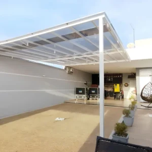 Os toldos e coberturas oferecem proteção contra sol e chuva, conforto térmico e valorização do ambiente. O toldo de lona é resistente e versátil, o de policarbonato permite luz natural com proteção UV, e o retrátil oferece praticidade com abertura ajustável. O toldo cortina protege contra vento e chuva, enquanto as coberturas retrátil, de policarbonato, sanduíche e sombrite garantem durabilidade e eficiência. Ideais para residências e comércios, proporcionam mais segurança e conforto.
