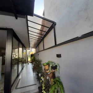 Os toldos e coberturas oferecem proteção contra sol e chuva, conforto térmico e valorização do ambiente. O toldo de lona é resistente e versátil, o de policarbonato permite luz natural com proteção UV, e o retrátil oferece praticidade com abertura ajustável. O toldo cortina protege contra vento e chuva, enquanto as coberturas retrátil, de policarbonato, sanduíche e sombrite garantem durabilidade e eficiência. Ideais para residências e comércios, proporcionam mais segurança e conforto.