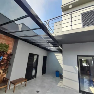 Os toldos e coberturas oferecem proteção contra sol e chuva, conforto térmico e valorização do ambiente. O toldo de lona é resistente e versátil, o de policarbonato permite luz natural com proteção UV, e o retrátil oferece praticidade com abertura ajustável. O toldo cortina protege contra vento e chuva, enquanto as coberturas retrátil, de policarbonato, sanduíche e sombrite garantem durabilidade e eficiência. Ideais para residências e comércios, proporcionam mais segurança e conforto.