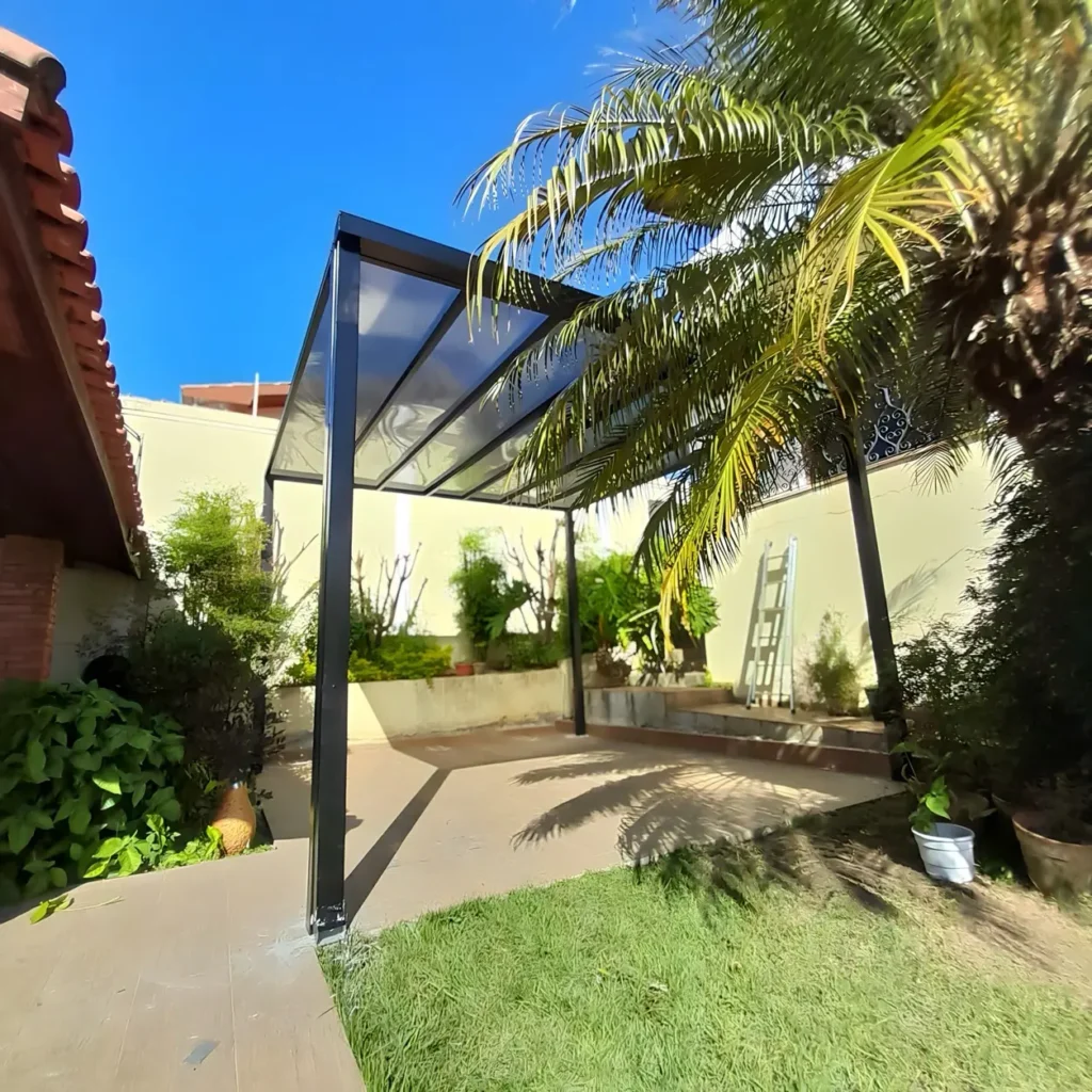 Os toldos e coberturas oferecem proteção contra sol e chuva, conforto térmico e valorização do ambiente. O toldo de lona é resistente e versátil, o de policarbonato permite luz natural com proteção UV, e o retrátil oferece praticidade com abertura ajustável. O toldo cortina protege contra vento e chuva, enquanto as coberturas retrátil, de policarbonato, sanduíche e sombrite garantem durabilidade e eficiência. Ideais para residências e comércios, proporcionam mais segurança e conforto.