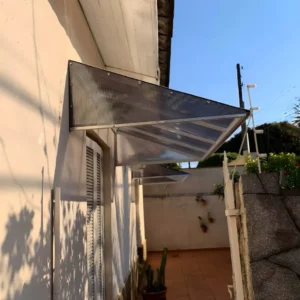 Os toldos e coberturas oferecem proteção contra sol e chuva, conforto térmico e valorização do ambiente. O toldo de lona é resistente e versátil, o de policarbonato permite luz natural com proteção UV, e o retrátil oferece praticidade com abertura ajustável. O toldo cortina protege contra vento e chuva, enquanto as coberturas retrátil, de policarbonato, sanduíche e sombrite garantem durabilidade e eficiência. Ideais para residências e comércios, proporcionam mais segurança e conforto.