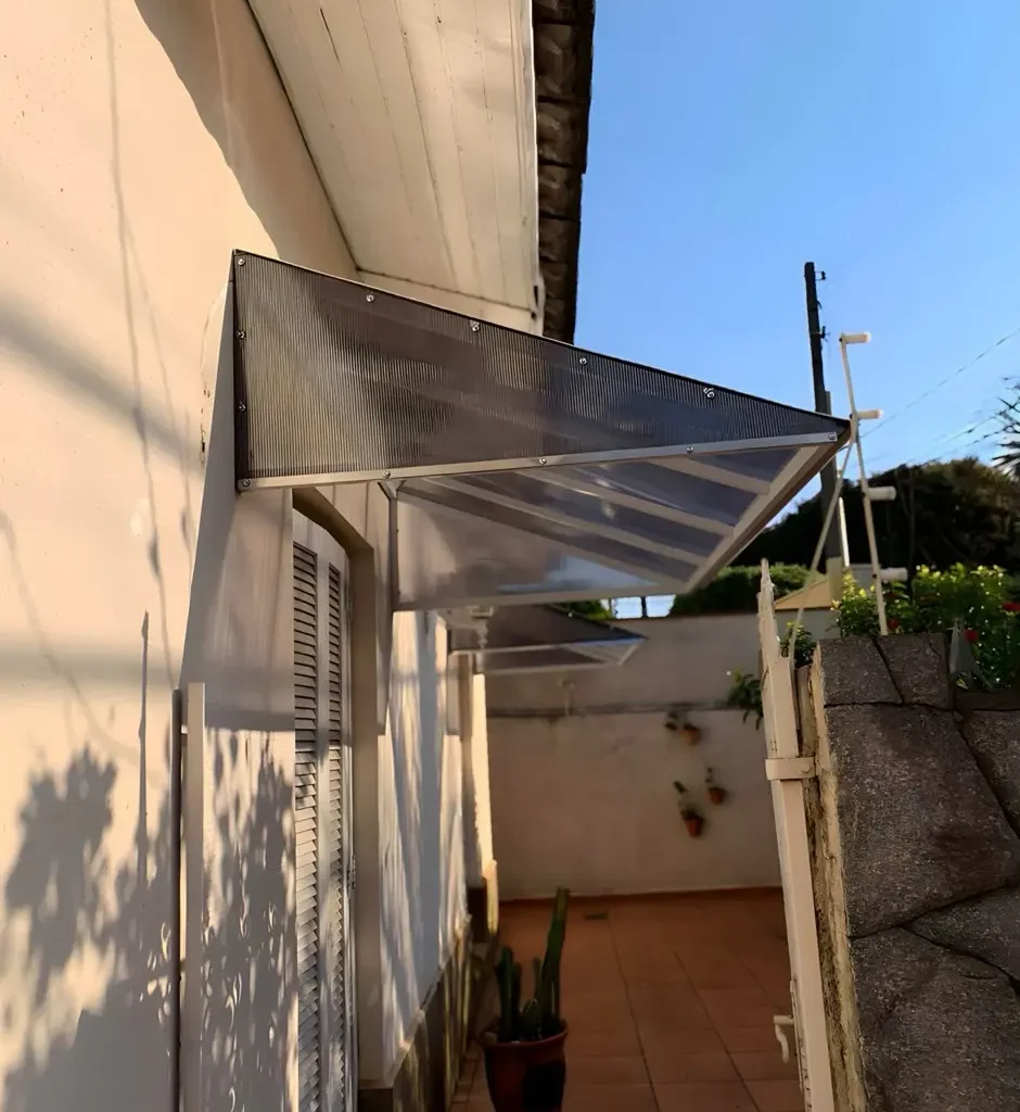 Os toldos e coberturas oferecem proteção contra sol e chuva, conforto térmico e valorização do ambiente. O toldo de lona é resistente e versátil, o de policarbonato permite luz natural com proteção UV, e o retrátil oferece praticidade com abertura ajustável. O toldo cortina protege contra vento e chuva, enquanto as coberturas retrátil, de policarbonato, sanduíche e sombrite garantem durabilidade e eficiência. Ideais para residências e comércios, proporcionam mais segurança e conforto.