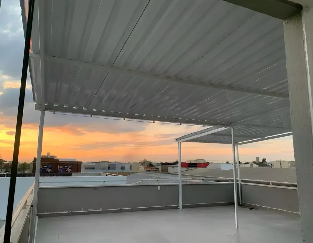 Os toldos e coberturas oferecem proteção contra sol e chuva, conforto térmico e valorização do ambiente. O toldo de lona é resistente e versátil, o de policarbonato permite luz natural com proteção UV, e o retrátil oferece praticidade com abertura ajustável. O toldo cortina protege contra vento e chuva, enquanto as coberturas retrátil, de policarbonato, sanduíche e sombrite garantem durabilidade e eficiência. Ideais para residências e comércios, proporcionam mais segurança e conforto.
