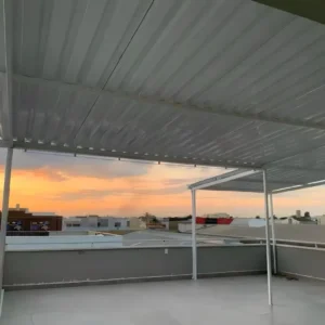 Os toldos e coberturas oferecem proteção contra sol e chuva, conforto térmico e valorização do ambiente. O toldo de lona é resistente e versátil, o de policarbonato permite luz natural com proteção UV, e o retrátil oferece praticidade com abertura ajustável. O toldo cortina protege contra vento e chuva, enquanto as coberturas retrátil, de policarbonato, sanduíche e sombrite garantem durabilidade e eficiência. Ideais para residências e comércios, proporcionam mais segurança e conforto.