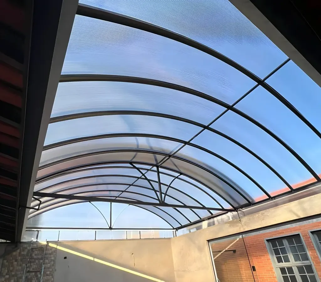 Os toldos e coberturas oferecem proteção contra sol e chuva, conforto térmico e valorização do ambiente. O toldo de lona é resistente e versátil, o de policarbonato permite luz natural com proteção UV, e o retrátil oferece praticidade com abertura ajustável. O toldo cortina protege contra vento e chuva, enquanto as coberturas retrátil, de policarbonato, sanduíche e sombrite garantem durabilidade e eficiência. Ideais para residências e comércios, proporcionam mais segurança e conforto.