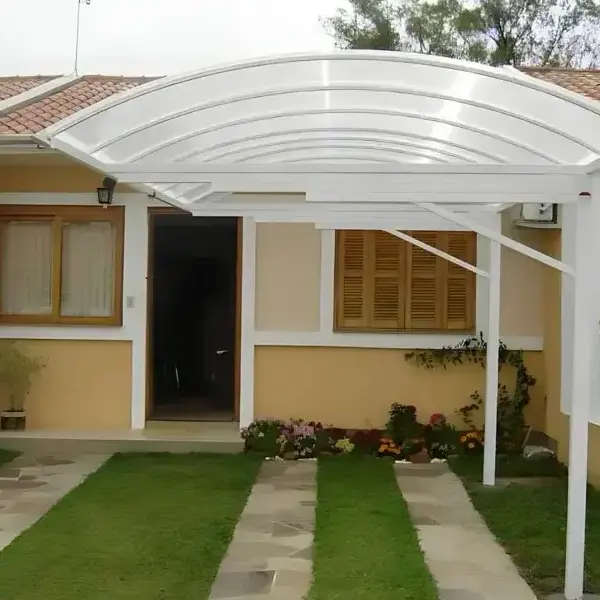 Os toldos e coberturas oferecem proteção contra sol e chuva, conforto térmico e valorização do ambiente. O toldo de lona é resistente e versátil, o de policarbonato permite luz natural com proteção UV, e o retrátil oferece praticidade com abertura ajustável. O toldo cortina protege contra vento e chuva, enquanto as coberturas retrátil, de policarbonato, sanduíche e sombrite garantem durabilidade e eficiência. Ideais para residências e comércios, proporcionam mais segurança e conforto.