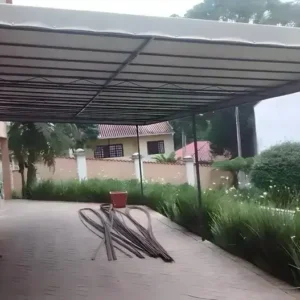 Os toldos e coberturas oferecem proteção contra sol e chuva, conforto térmico e valorização do ambiente. O toldo de lona é resistente e versátil, o de policarbonato permite luz natural com proteção UV, e o retrátil oferece praticidade com abertura ajustável. O toldo cortina protege contra vento e chuva, enquanto as coberturas retrátil, de policarbonato, sanduíche e sombrite garantem durabilidade e eficiência. Ideais para residências e comércios, proporcionam mais segurança e conforto.