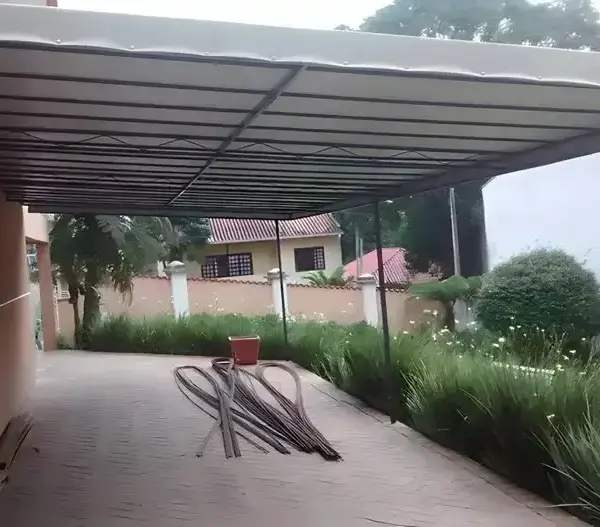 Os toldos e coberturas oferecem proteção contra sol e chuva, conforto térmico e valorização do ambiente. O toldo de lona é resistente e versátil, o de policarbonato permite luz natural com proteção UV, e o retrátil oferece praticidade com abertura ajustável. O toldo cortina protege contra vento e chuva, enquanto as coberturas retrátil, de policarbonato, sanduíche e sombrite garantem durabilidade e eficiência. Ideais para residências e comércios, proporcionam mais segurança e conforto.