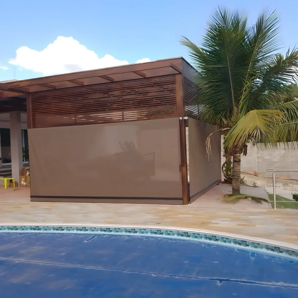 Os toldos e coberturas oferecem proteção contra sol e chuva, conforto térmico e valorização do ambiente. O toldo de lona é resistente e versátil, o de policarbonato permite luz natural com proteção UV, e o retrátil oferece praticidade com abertura ajustável. O toldo cortina protege contra vento e chuva, enquanto as coberturas retrátil, de policarbonato, sanduíche e sombrite garantem durabilidade e eficiência. Ideais para residências e comércios, proporcionam mais segurança e conforto.