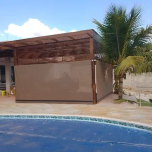 Os toldos e coberturas oferecem proteção contra sol e chuva, conforto térmico e valorização do ambiente. O toldo de lona é resistente e versátil, o de policarbonato permite luz natural com proteção UV, e o retrátil oferece praticidade com abertura ajustável. O toldo cortina protege contra vento e chuva, enquanto as coberturas retrátil, de policarbonato, sanduíche e sombrite garantem durabilidade e eficiência. Ideais para residências e comércios, proporcionam mais segurança e conforto.