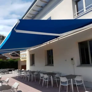 Os toldos e coberturas oferecem proteção contra sol e chuva, conforto térmico e valorização do ambiente. O toldo de lona é resistente e versátil, o de policarbonato permite luz natural com proteção UV, e o retrátil oferece praticidade com abertura ajustável. O toldo cortina protege contra vento e chuva, enquanto as coberturas retrátil, de policarbonato, sanduíche e sombrite garantem durabilidade e eficiência. Ideais para residências e comércios, proporcionam mais segurança e conforto.
