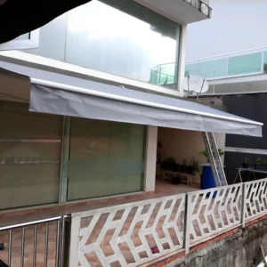 Os toldos e coberturas oferecem proteção contra sol e chuva, conforto térmico e valorização do ambiente. O toldo de lona é resistente e versátil, o de policarbonato permite luz natural com proteção UV, e o retrátil oferece praticidade com abertura ajustável. O toldo cortina protege contra vento e chuva, enquanto as coberturas retrátil, de policarbonato, sanduíche e sombrite garantem durabilidade e eficiência. Ideais para residências e comércios, proporcionam mais segurança e conforto.