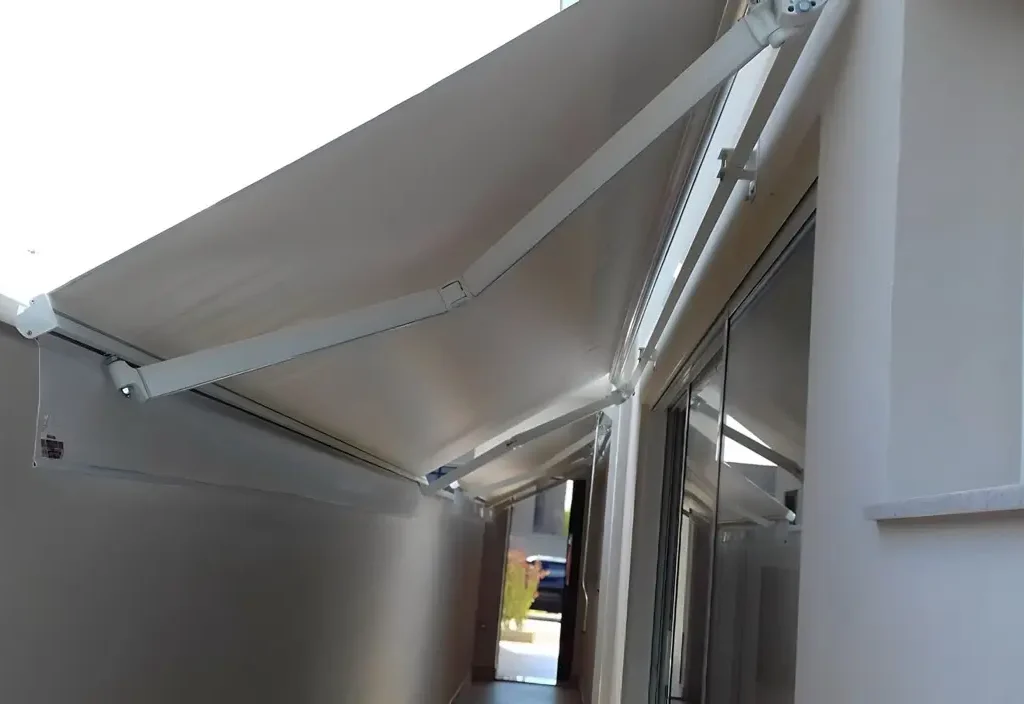 Os toldos e coberturas oferecem proteção contra sol e chuva, conforto térmico e valorização do ambiente. O toldo de lona é resistente e versátil, o de policarbonato permite luz natural com proteção UV, e o retrátil oferece praticidade com abertura ajustável. O toldo cortina protege contra vento e chuva, enquanto as coberturas retrátil, de policarbonato, sanduíche e sombrite garantem durabilidade e eficiência. Ideais para residências e comércios, proporcionam mais segurança e conforto.