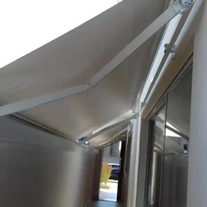 Os toldos e coberturas oferecem proteção contra sol e chuva, conforto térmico e valorização do ambiente. O toldo de lona é resistente e versátil, o de policarbonato permite luz natural com proteção UV, e o retrátil oferece praticidade com abertura ajustável. O toldo cortina protege contra vento e chuva, enquanto as coberturas retrátil, de policarbonato, sanduíche e sombrite garantem durabilidade e eficiência. Ideais para residências e comércios, proporcionam mais segurança e conforto.