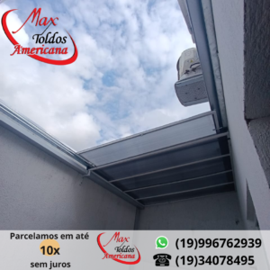 Os toldos e coberturas oferecem proteção contra sol e chuva, conforto térmico e valorização do ambiente. O toldo de lona é resistente e versátil, o de policarbonato permite luz natural com proteção UV, e o retrátil oferece praticidade com abertura ajustável. O toldo cortina protege contra vento e chuva, enquanto as coberturas retrátil, de policarbonato, sanduíche e sombrite garantem durabilidade e eficiência. Ideais para residências e comércios, proporcionam mais segurança e conforto.
