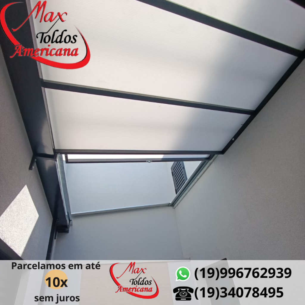 Os toldos e coberturas oferecem proteção contra sol e chuva, conforto térmico e valorização do ambiente. O toldo de lona é resistente e versátil, o de policarbonato permite luz natural com proteção UV, e o retrátil oferece praticidade com abertura ajustável. O toldo cortina protege contra vento e chuva, enquanto as coberturas retrátil, de policarbonato, sanduíche e sombrite garantem durabilidade e eficiência. Ideais para residências e comércios, proporcionam mais segurança e conforto.
